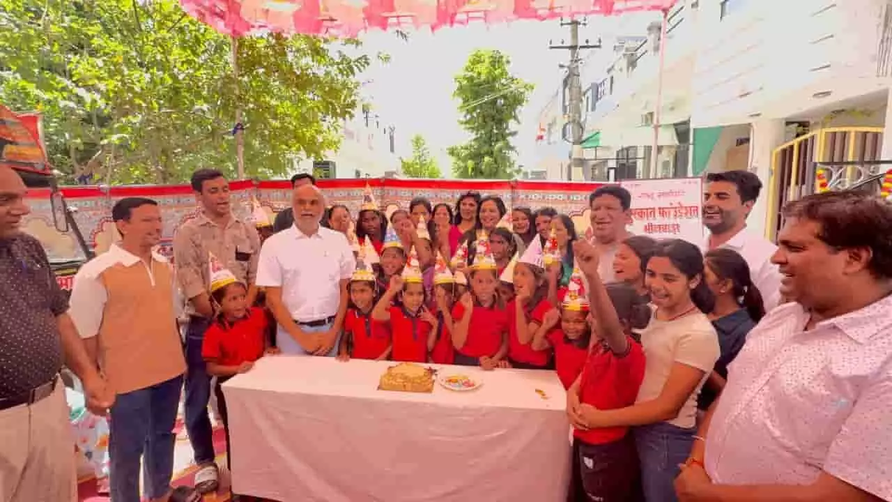मुस्कान फाउंडेशन के नए शिक्षा भवन का उद्घाटन करते अतिथि और संस्था के पदाधिकारी। मुस्कान फाउंडेशन के नए शिक्षा भवन का उद्घाटन करते अतिथि और संस्था के पदाधिकारी।
