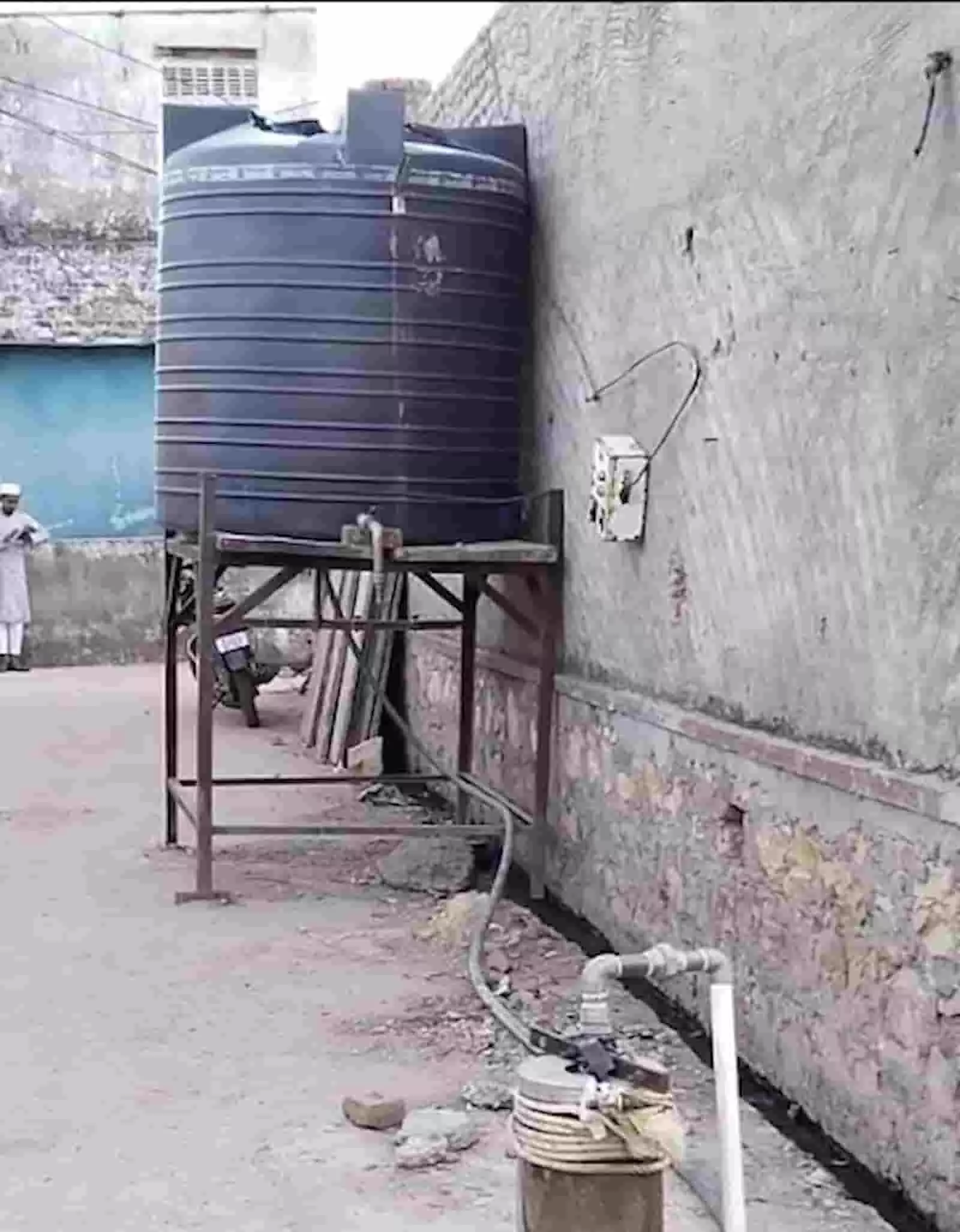 वार्ड 36 के अंसारी मोहल्ले में स्टैंड पर रखी खराब काली प्लास्टिक की पानी की टंकी वार्ड 36 के अंसारी मोहल्ले में स्टैंड पर रखी खराब काली प्लास्टिक की पानी की टंकी