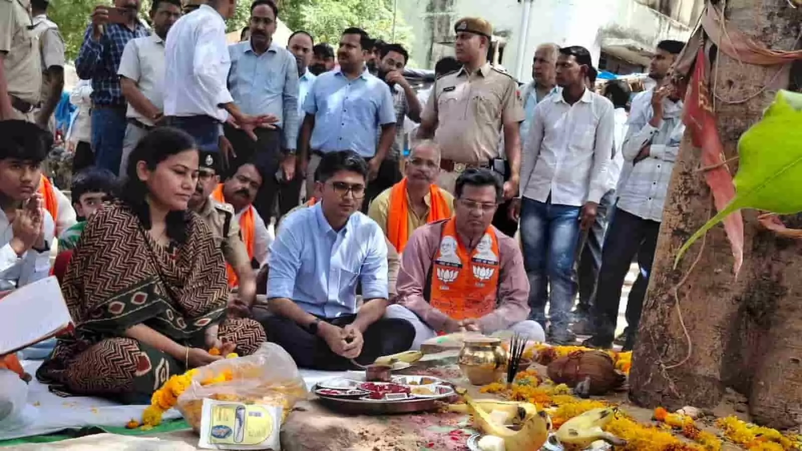 कैलादेवी के कालीसिल घाट पर वंदे गंगा जल संरक्षण अभियान के शुभारंभ पर पीपल पूजन करते अधिकारी।
