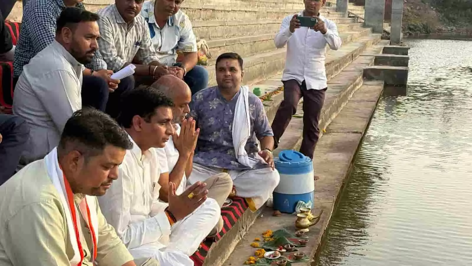विधायक अशोक कोठारी और अधिकारी भीलवाड़ा के हरनी महादेव तालाब पर जल संरक्षण पूजन करते हुए। विधायक अशोक कोठारी और अधिकारी भीलवाड़ा के हरनी महादेव तालाब पर जल संरक्षण पूजन करते हुए।