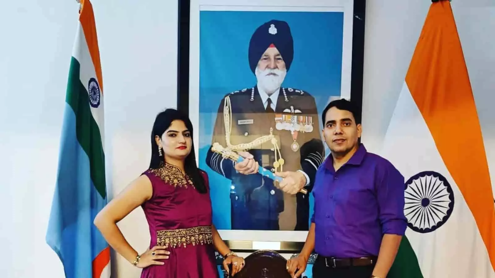 टोडाभीम के एसडीएम अमन चौधरी और उनकी पत्नी पारुल चौधरी कार्यालय में एक फ्रेम की गई तस्वीर के पास खड़े हुए।