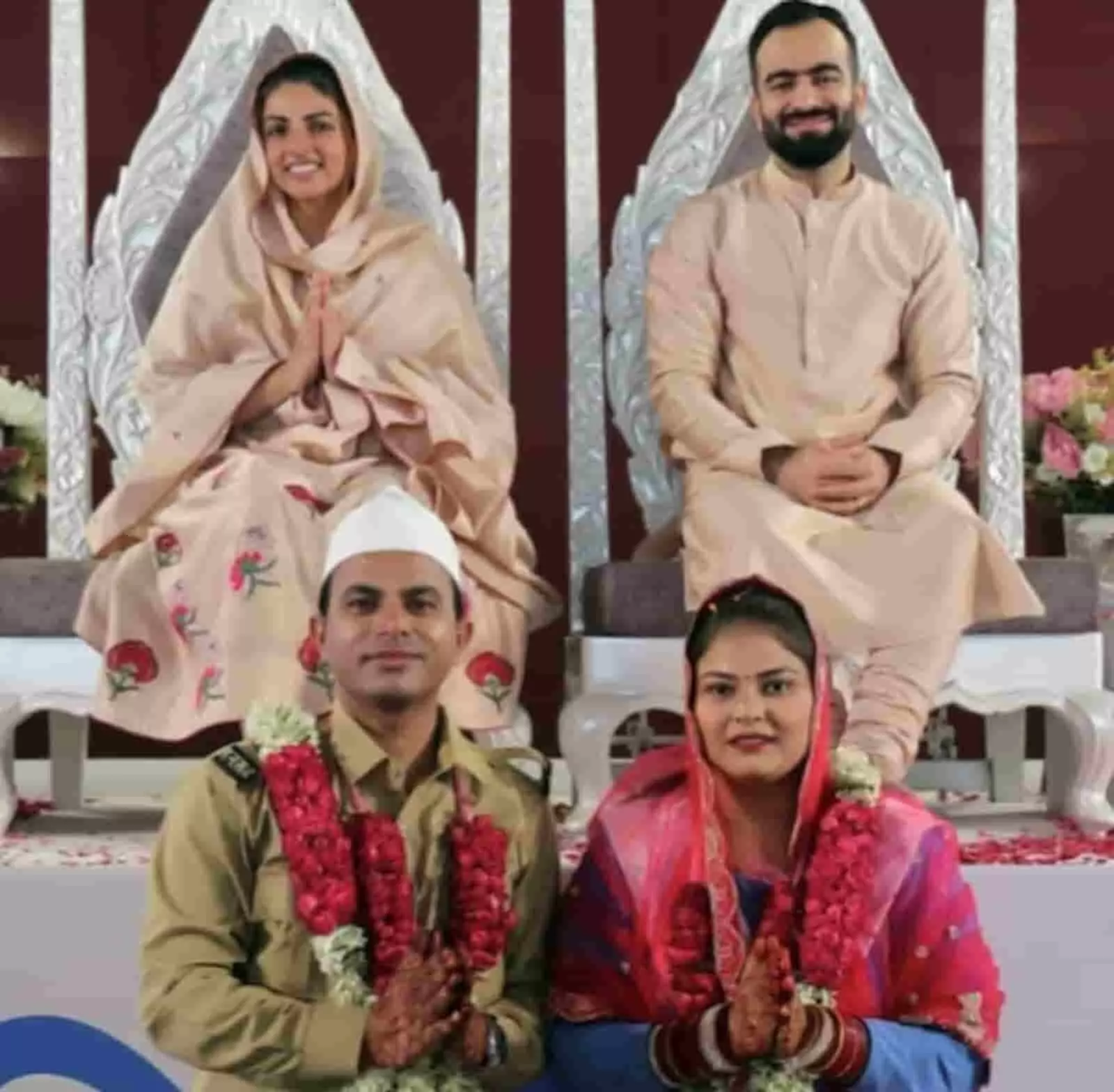 गंगापुर सिटी में निरंकारी विवाह समारोह के दौरान पारंपरिक वेशभूषा में बैठे नवदंपती और संत।