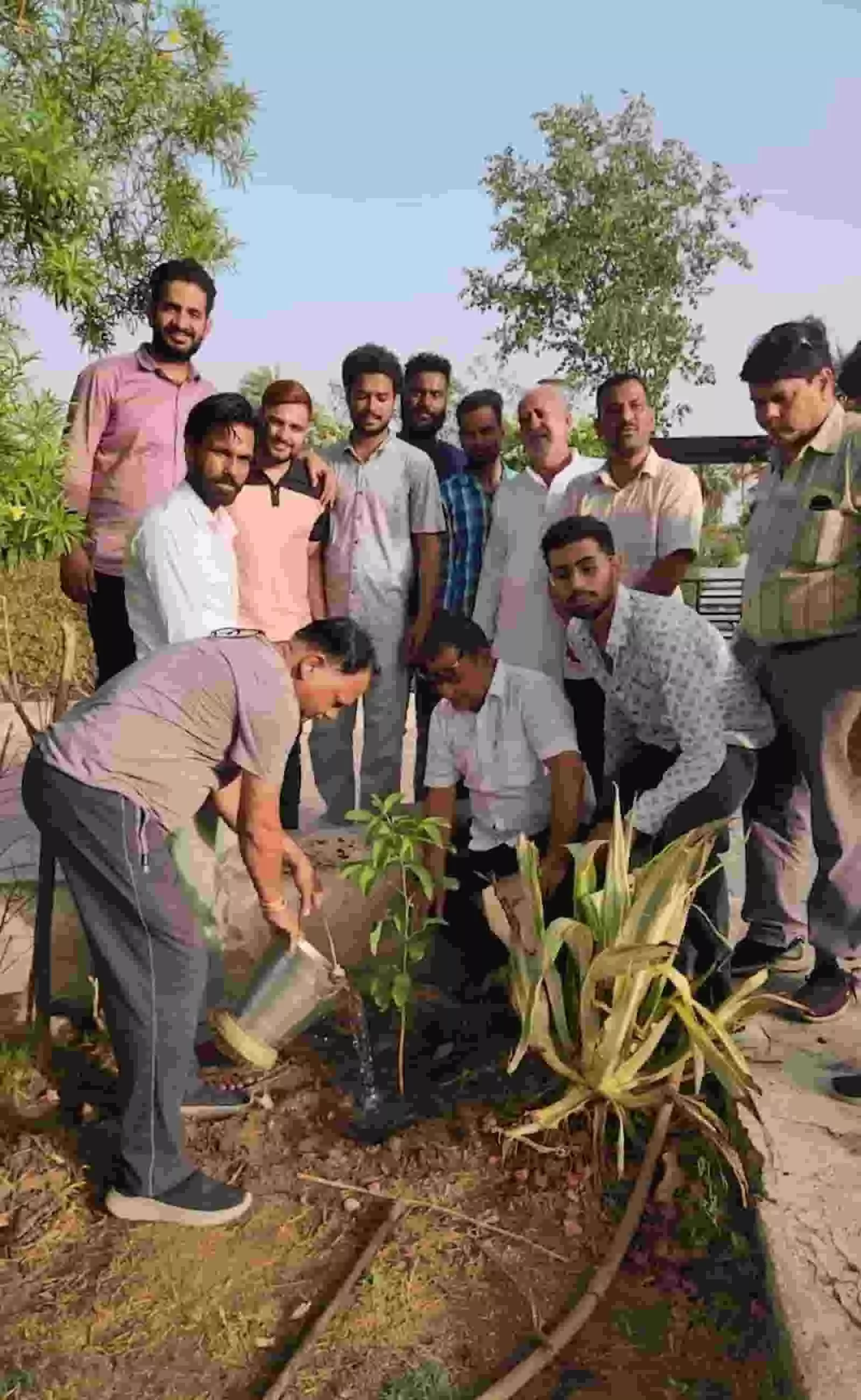 कानोड़ में पूर्व विधायक स्वर्गीय गजेंद्र सिंह शक्तावत की स्मृति में पौधारोपण करते स्थानीय जनप्रतिनिधि। कानोड़ में पूर्व विधायक स्वर्गीय गजेंद्र सिंह शक्तावत की स्मृति में पौधारोपण करते स्थानीय जनप्रतिनिधि।