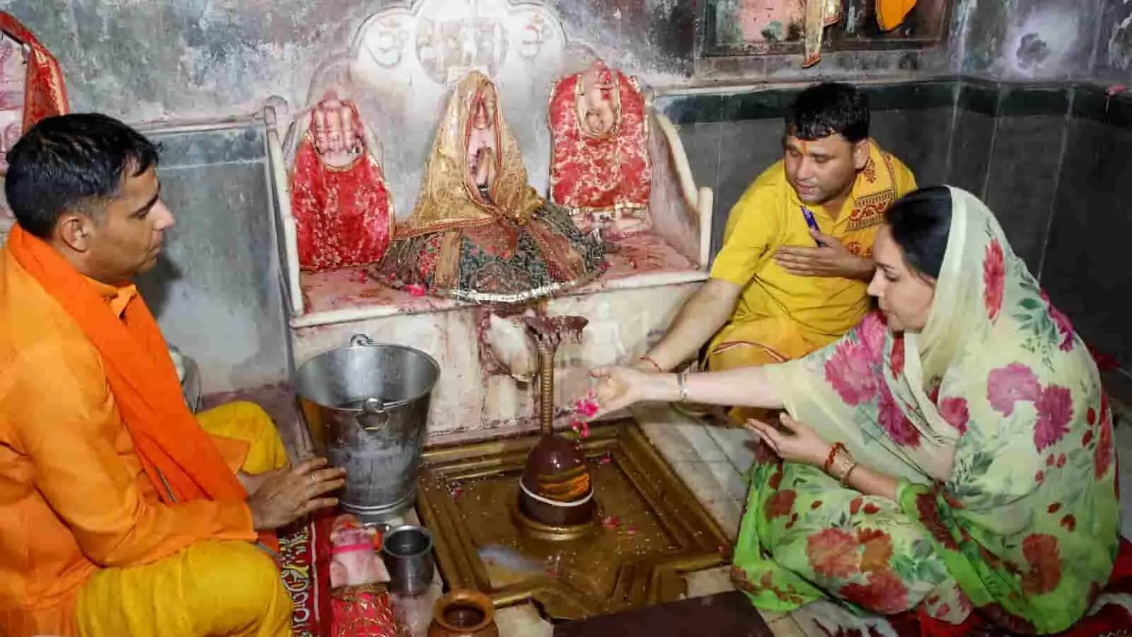 गालता तीर्थ मंदिर में उप मुख्यमंत्री दीया कुमारी शिवलिंग पर फूल चढ़ाकर पूजा-अर्चना कर रही हैं।