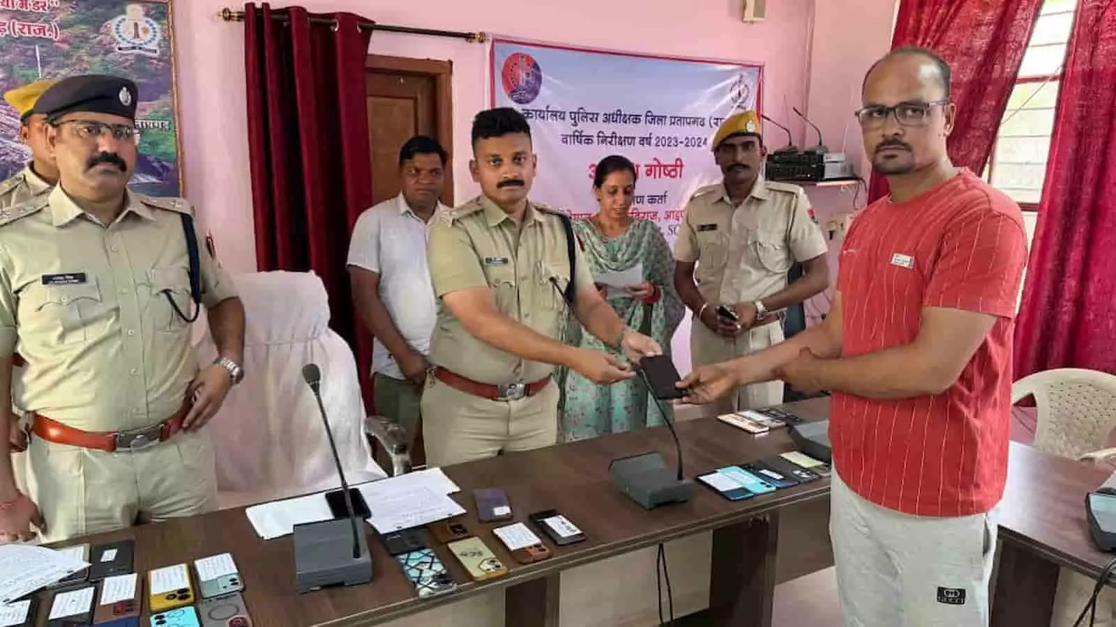 प्रतापगढ़ पुलिस अधीक्षक कार्यालय में एसपी बी आदित्य नागरिक को बरामद किया गया मोबाइल फोन सौंपते हुए।