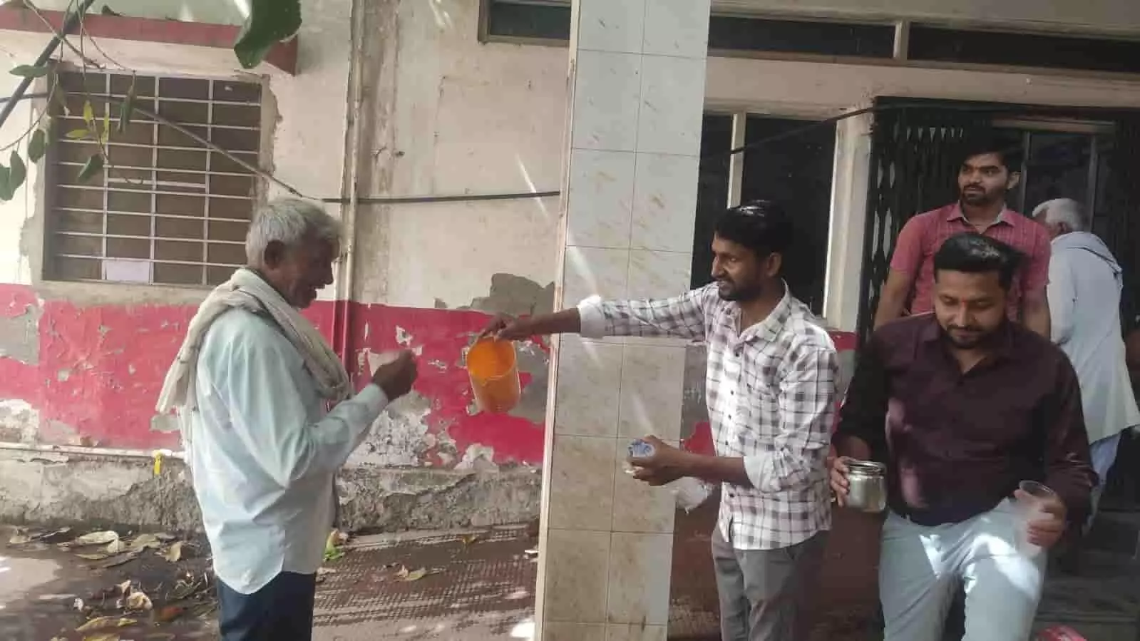सामुदायिक स्वास्थ्य केंद्र में मरीजों को शरबत वितरित करते अस्पताल का स्टाफ और अन्य लोग। सामुदायिक स्वास्थ्य केंद्र में मरीजों को शरबत वितरित करते अस्पताल का स्टाफ और अन्य लोग।