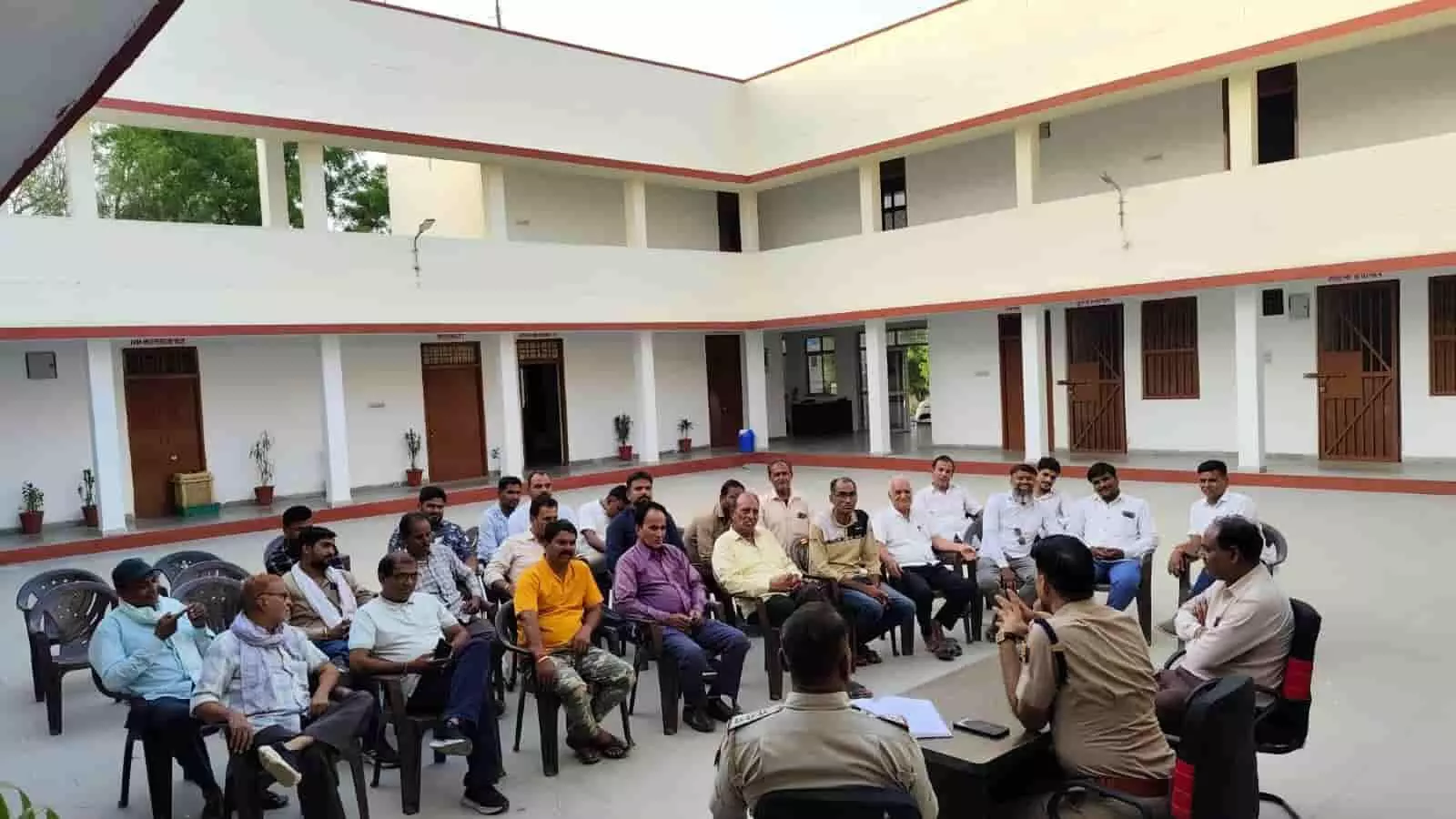 बस्सी पुलिस थाना परिसर में आगामी त्योहार के सुरक्षा प्रबंधों हेतु सीएलजी सदस्यों की बैठक। बस्सी पुलिस थाना परिसर में आगामी त्योहार के सुरक्षा प्रबंधों हेतु सीएलजी सदस्यों की बैठक।
