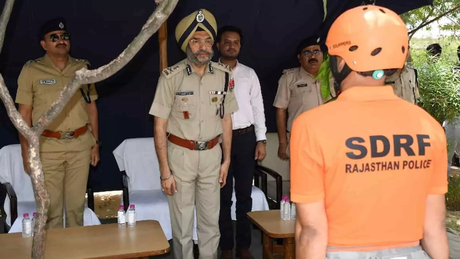 जयपुर में एसडीआरएफ के आपदा प्रबंधन कार्यक्रम के दौरान पुलिस अधिकारी रूपिन्दर सिंघ और उपस्थित जवान।