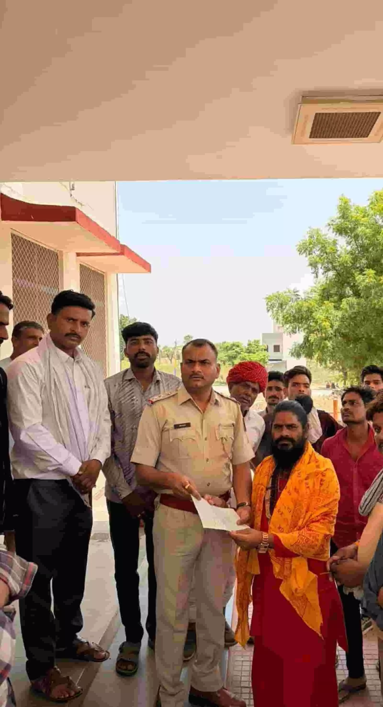 नगरी गांव के ग्रामीण जातिगत अपमान की शिकायत लेकर बस्सी थाने में प्रदर्शन करते हुए। नगरी गांव के ग्रामीण जातिगत अपमान की शिकायत लेकर बस्सी थाने में प्रदर्शन करते हुए।