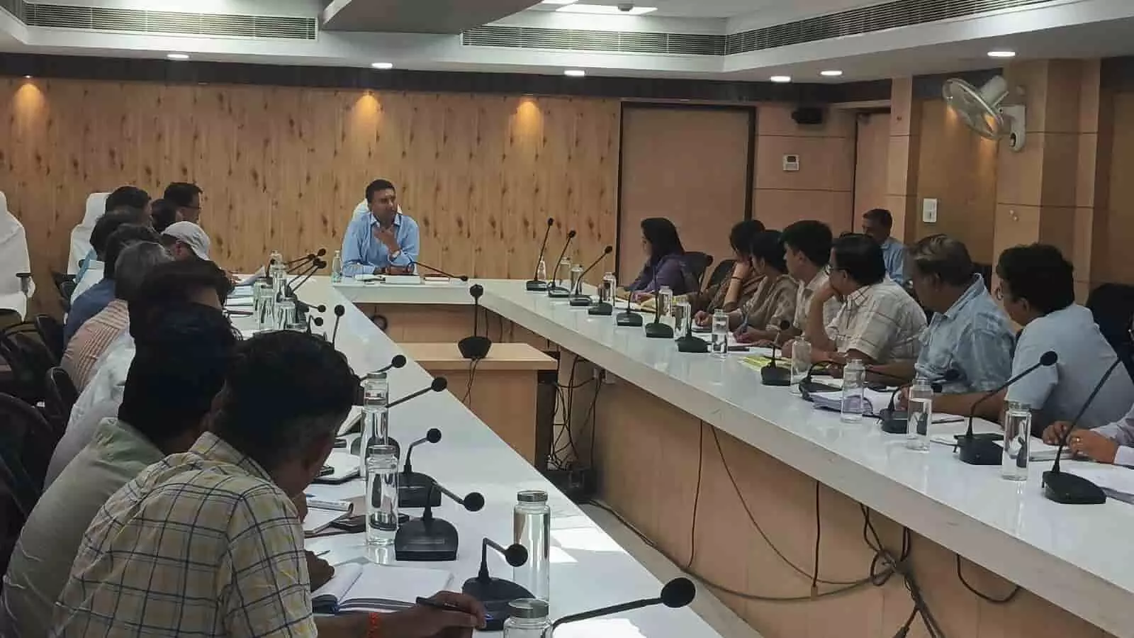 जयपुर नगर निगम मुख्यालय के सभागार में अधिकारियों के साथ समीक्षा बैठक की अध्यक्षता करते आयुक्त ओम कसेरा। जयपुर नगर निगम मुख्यालय के सभागार में अधिकारियों के साथ समीक्षा बैठक की अध्यक्षता करते आयुक्त ओम कसेरा।