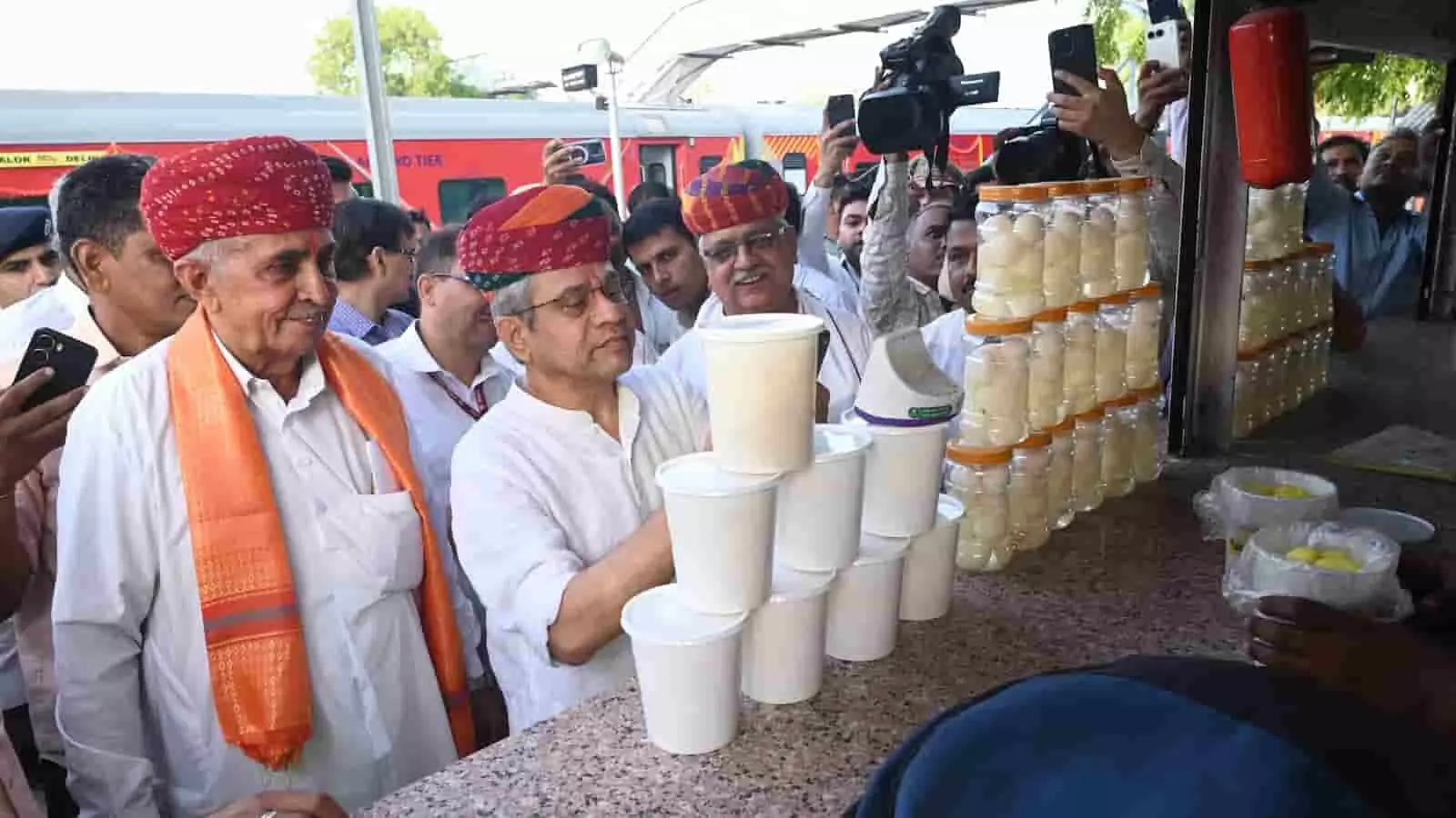 लूनी रेलवे स्टेशन के फूड स्टॉल पर डिजिटल भुगतान करते रेल मंत्री अश्विनी वैष्णव लूनी रेलवे स्टेशन के फूड स्टॉल पर डिजिटल भुगतान करते रेल मंत्री अश्विनी वैष्णव
