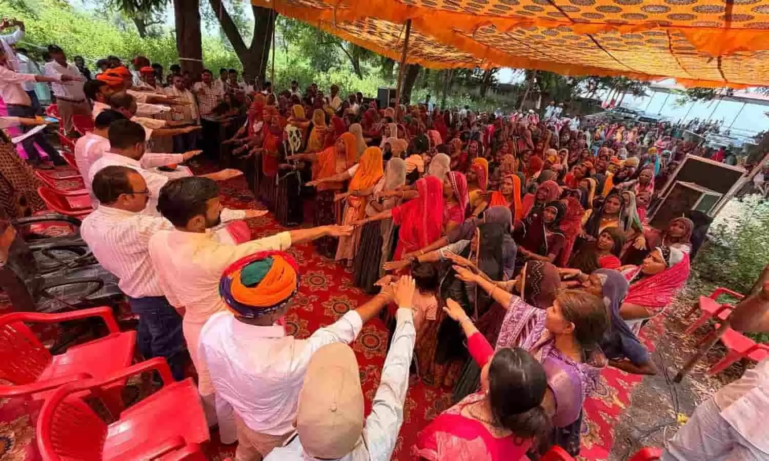 शाहपुरा में जल संरक्षण अभियान के दौरान पंडाल के नीचे सामूहिक शपथ लेते हुए विधायक लालाराम बैरवा और स्थानीय महिलाएं। शाहपुरा में जल संरक्षण अभियान के दौरान पंडाल के नीचे सामूहिक शपथ लेते हुए विधायक लालाराम बैरवा और स्थानीय महिलाएं।