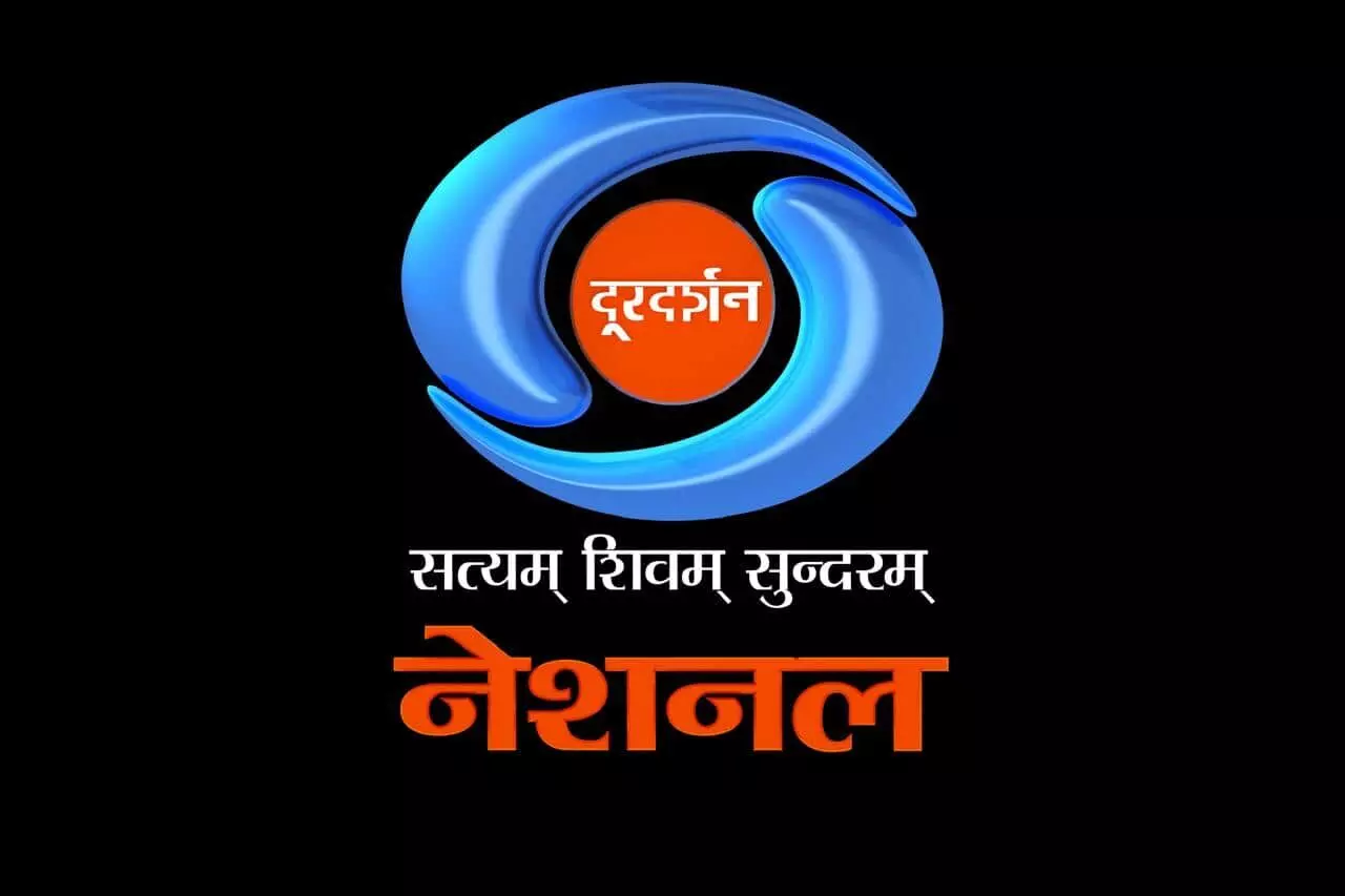 दूरदर्शन नेशनल चैनल के मंच पर खड़े होकर मुस्कुराते हुए अभिनेता अमिताभ बच्चन कौन बनेगा करोड़पति शो के संदर्भ में दूरदर्शन नेशनल चैनल के मंच पर खड़े होकर मुस्कुराते हुए अभिनेता अमिताभ बच्चन कौन बनेगा करोड़पति शो के संदर्भ में