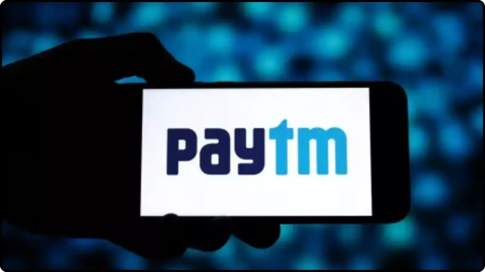 अंधेरे बैकग्राउंड में हाथ में पकड़े स्मार्टफोन स्क्रीन पर पेटीएम फिनटेक कंपनी का ब्रांड लोगो। अंधेरे बैकग्राउंड में हाथ में पकड़े स्मार्टफोन स्क्रीन पर पेटीएम फिनटेक कंपनी का ब्रांड लोगो।