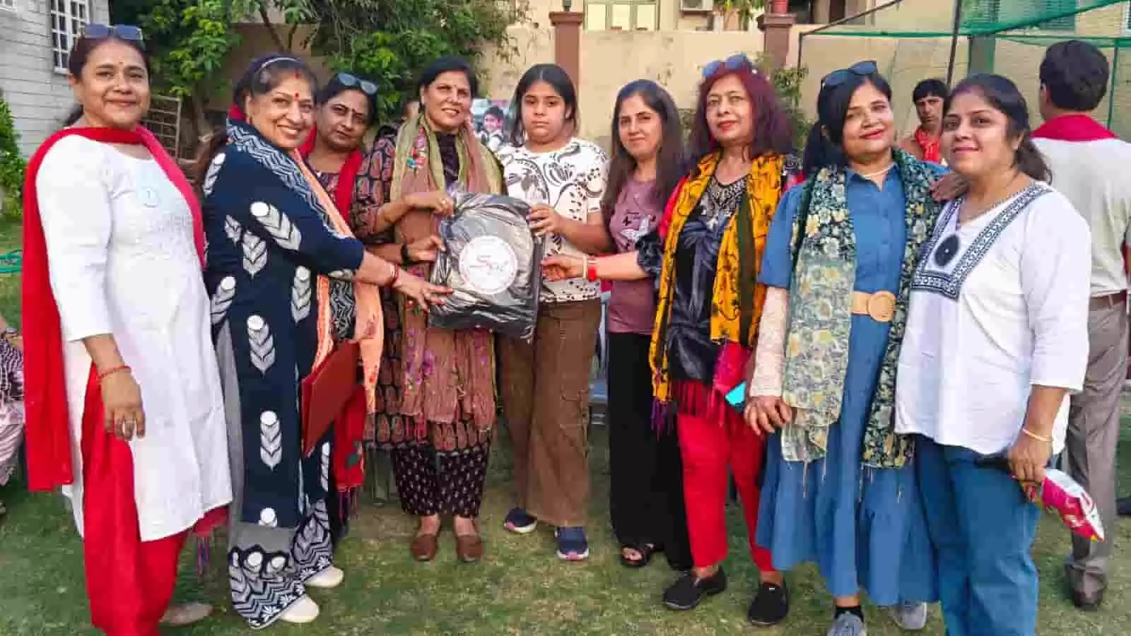 मानसरोवर में बीइंग सिंधी फाउंडेशन के स्कूल बैग वितरण कार्यक्रम में खड़ी महिला सदस्य। मानसरोवर में बीइंग सिंधी फाउंडेशन के स्कूल बैग वितरण कार्यक्रम में खड़ी महिला सदस्य।