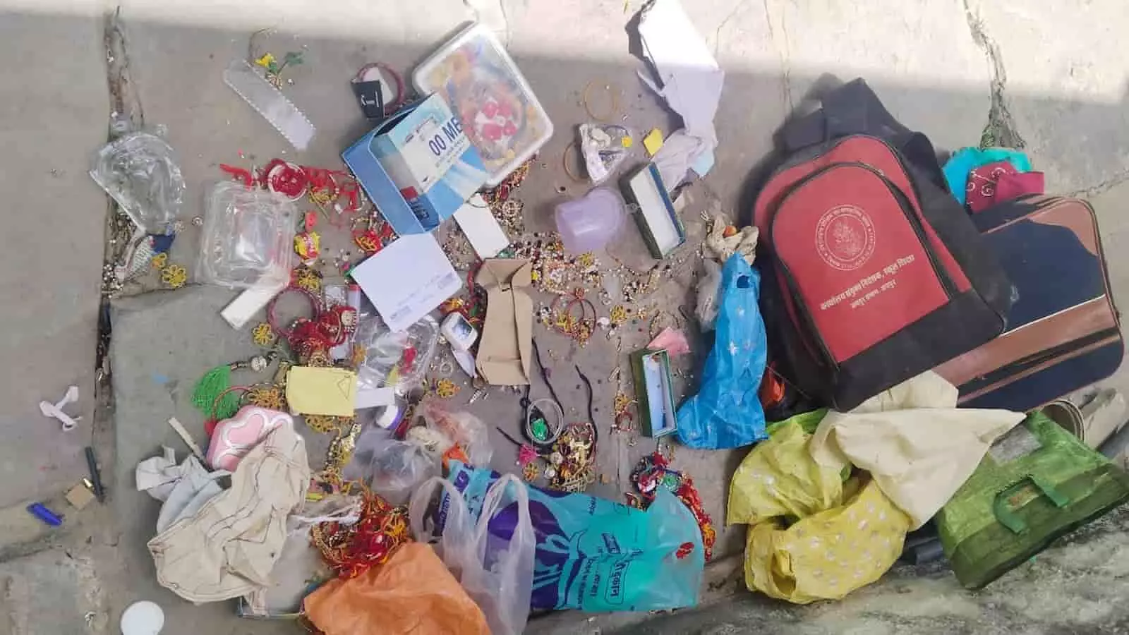 बस्सी के ब्रह्मपुरी में चोरी के शिकार मकान के बाहर खड़ी राजस्थान पुलिस की गाड़ी जांच प्रक्रिया के संदर्भ में। बस्सी के ब्रह्मपुरी में चोरी के शिकार मकान के बाहर खड़ी राजस्थान पुलिस की गाड़ी जांच प्रक्रिया के संदर्भ में।