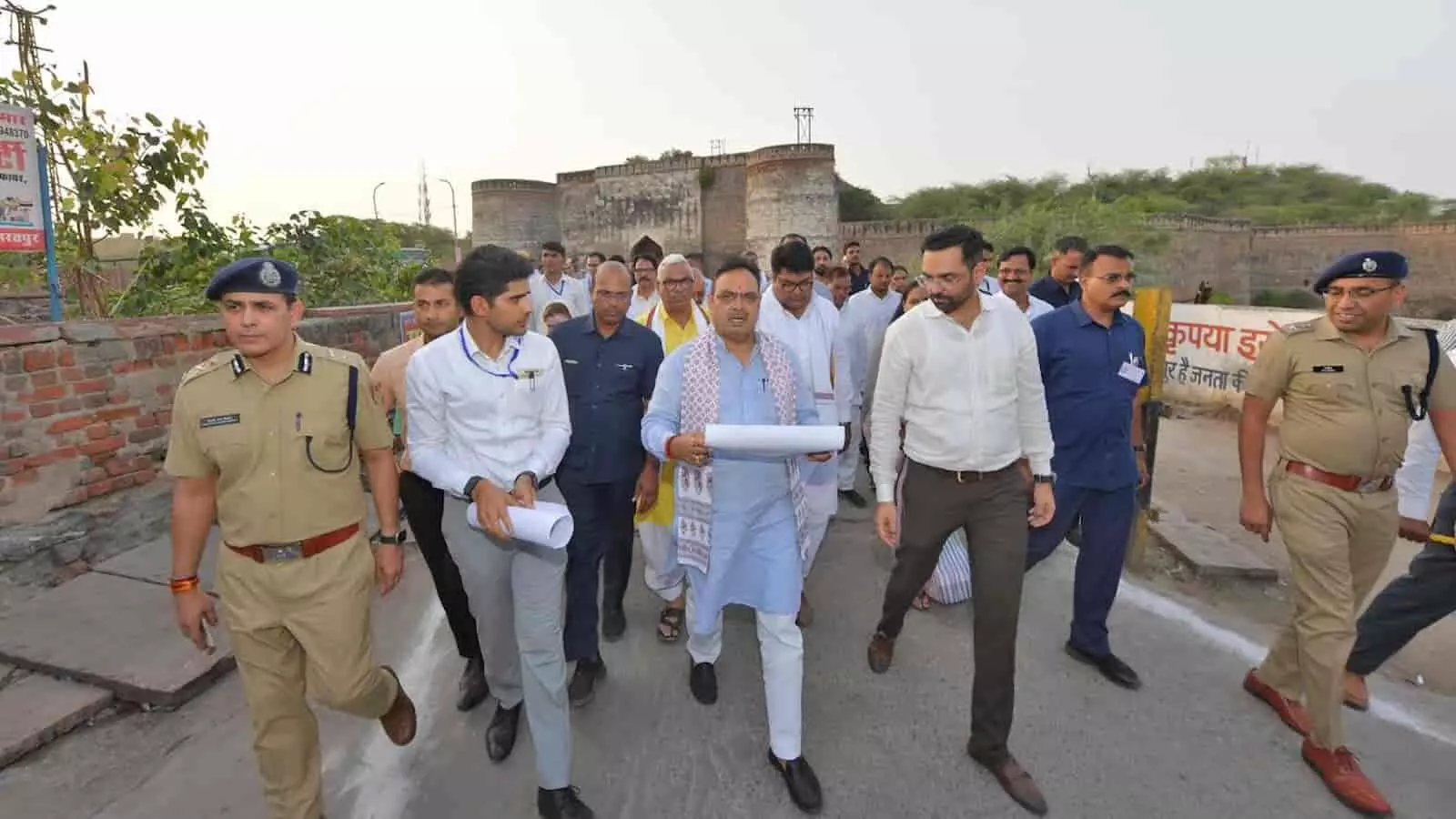 मुख्यमंत्री भजनलाल शर्मा भरतपुर में विकास कार्यों की समीक्षा बैठक के बाद निरीक्षण करते हुए। मुख्यमंत्री भजनलाल शर्मा भरतपुर में विकास कार्यों की समीक्षा बैठक के बाद निरीक्षण करते हुए।