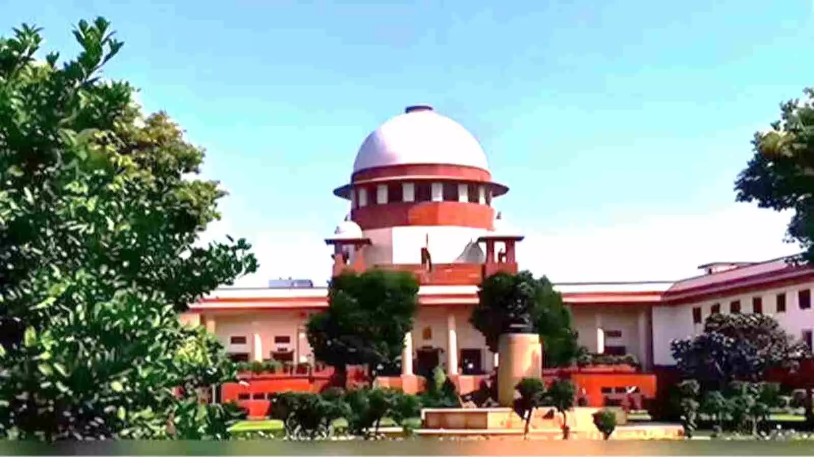 नई दिल्ली में स्थित सुप्रीम कोर्ट की मुख्य इमारत का बाहरी दृश्य जहां घरेलू हिंसा मामले पर सुनवाई हुई। नई दिल्ली में स्थित सुप्रीम कोर्ट की मुख्य इमारत का बाहरी दृश्य जहां घरेलू हिंसा मामले पर सुनवाई हुई।