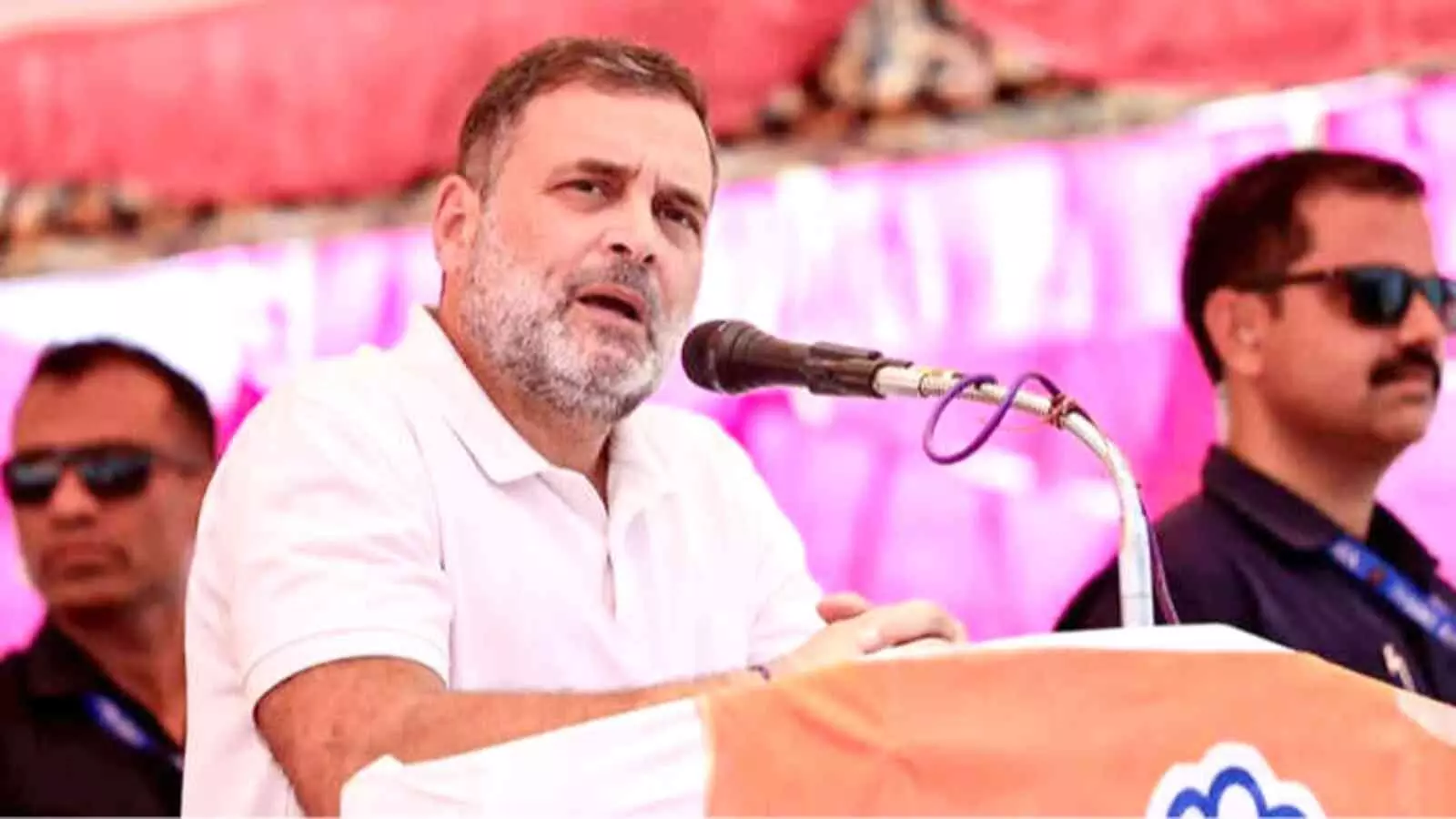 मंच पर लगे माइक के सामने खड़े होकर भाषण देते हुए कांग्रेस नेता राहुल गांधी रायबरेली में जनसभा के संदर्भ में। मंच पर लगे माइक के सामने खड़े होकर भाषण देते हुए कांग्रेस नेता राहुल गांधी रायबरेली में जनसभा के संदर्भ में।