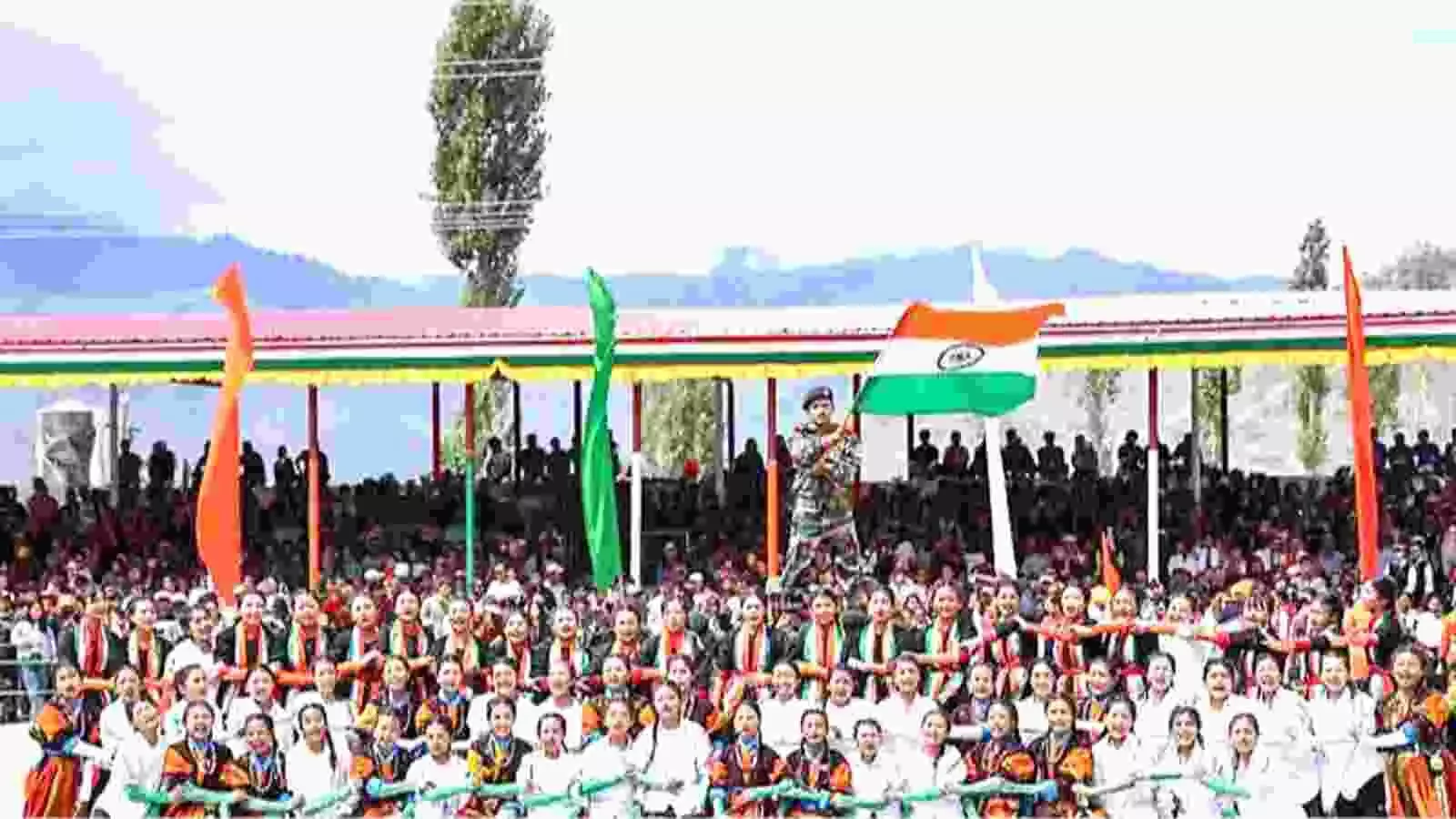 पारंपरिक पोशाक पहने कलाकार और तिरंगा लिए जवान लद्दाख में विशेष प्रशासनिक समझौते के जश्न में मौजूद हैं। पारंपरिक पोशाक पहने कलाकार और तिरंगा लिए जवान लद्दाख में विशेष प्रशासनिक समझौते के जश्न में मौजूद हैं।