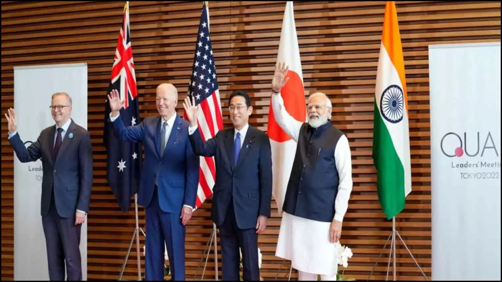 मंच पर देशों के झंडों के सामने खड़े होकर हाथ हिलाते ऑस्ट्रेलिया, अमेरिका, जापान और भारत के राष्ट्रप्रमुख। मंच पर देशों के झंडों के सामने खड़े होकर हाथ हिलाते ऑस्ट्रेलिया, अमेरिका, जापान और भारत के राष्ट्रप्रमुख।