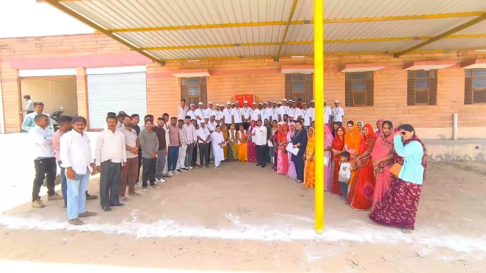 कृषि विज्ञान केंद्र रायपुर में नवनिर्मित पार्किंग शेड के नीचे खड़े प्रशिक्षण कार्यक्रम के अतिथि, वैज्ञानिक और प्रतिभागी किसान। कृषि विज्ञान केंद्र रायपुर में नवनिर्मित पार्किंग शेड के नीचे खड़े प्रशिक्षण कार्यक्रम के अतिथि, वैज्ञानिक और प्रतिभागी किसान।