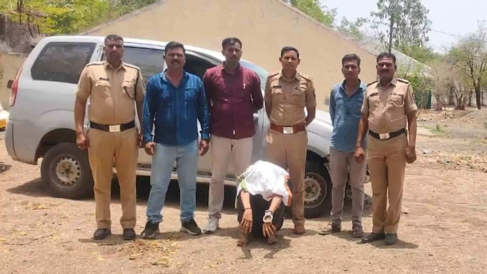गोवंश तस्करी के मामले में अमरावती में गिरफ्तार आरोपी और शिरखेड पुलिस टीम। गोवंश तस्करी के मामले में अमरावती में गिरफ्तार आरोपी और शिरखेड पुलिस टीम।