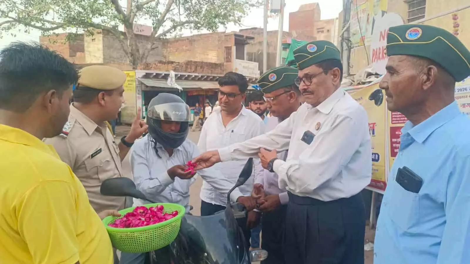 बाड़ी धौलपुर में हेलमेट पहनने वाले बाइक सवार को गुलाब देते पुलिस अधिकारी और पूर्व सैनिक। बाड़ी धौलपुर में हेलमेट पहनने वाले बाइक सवार को गुलाब देते पुलिस अधिकारी और पूर्व सैनिक।
