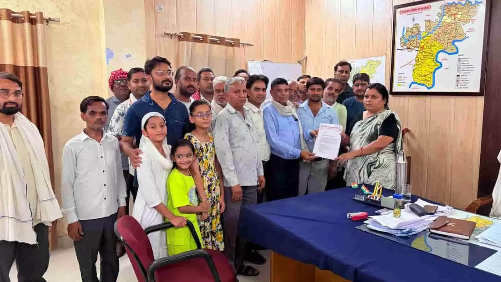 राजाखेड़ा में उपखंड अधिकारी सुशीला मीणा को प्रधानमंत्री के नाम ज्ञापन सौंपते जैन समाज के लोग। राजाखेड़ा में उपखंड अधिकारी सुशीला मीणा को प्रधानमंत्री के नाम ज्ञापन सौंपते जैन समाज के लोग।