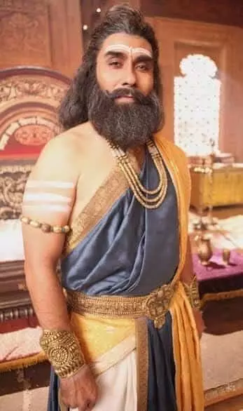 सोनी सब के नए शो हस्तिनापुर के वीर के सेट पर कृपाचार्य के रूप में अभिनेता चेतन्य अदीब। सोनी सब के नए शो हस्तिनापुर के वीर के सेट पर कृपाचार्य के रूप में अभिनेता चेतन्य अदीब।