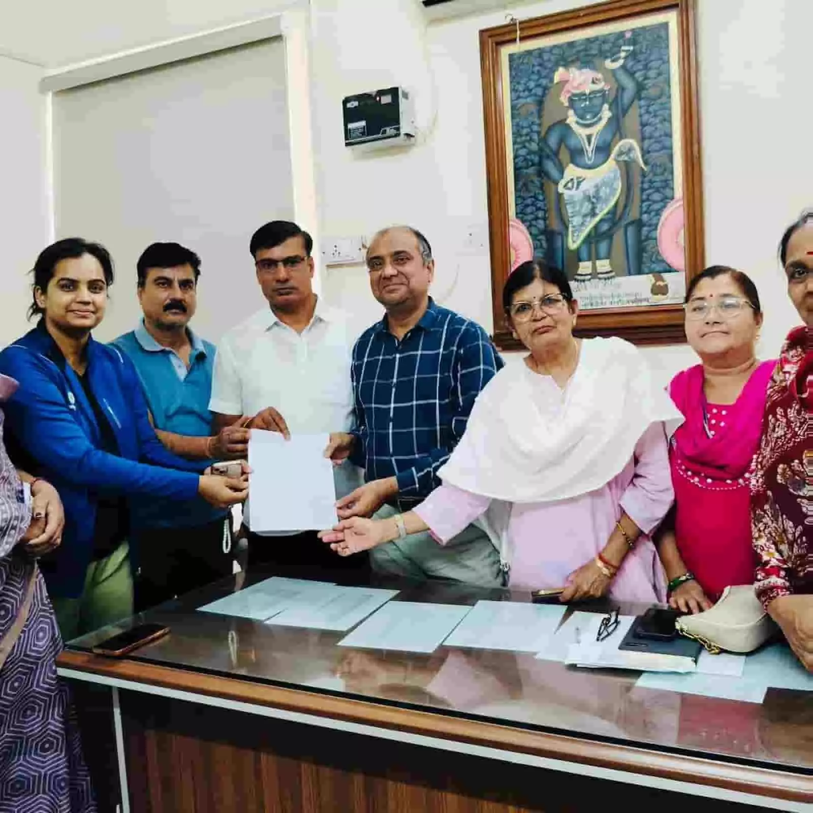 नाथद्वारा के सरकारी अस्पताल में महिला कांग्रेस पदाधिकारी पीएमओ को शिकायत पत्र सौंपते हुए।