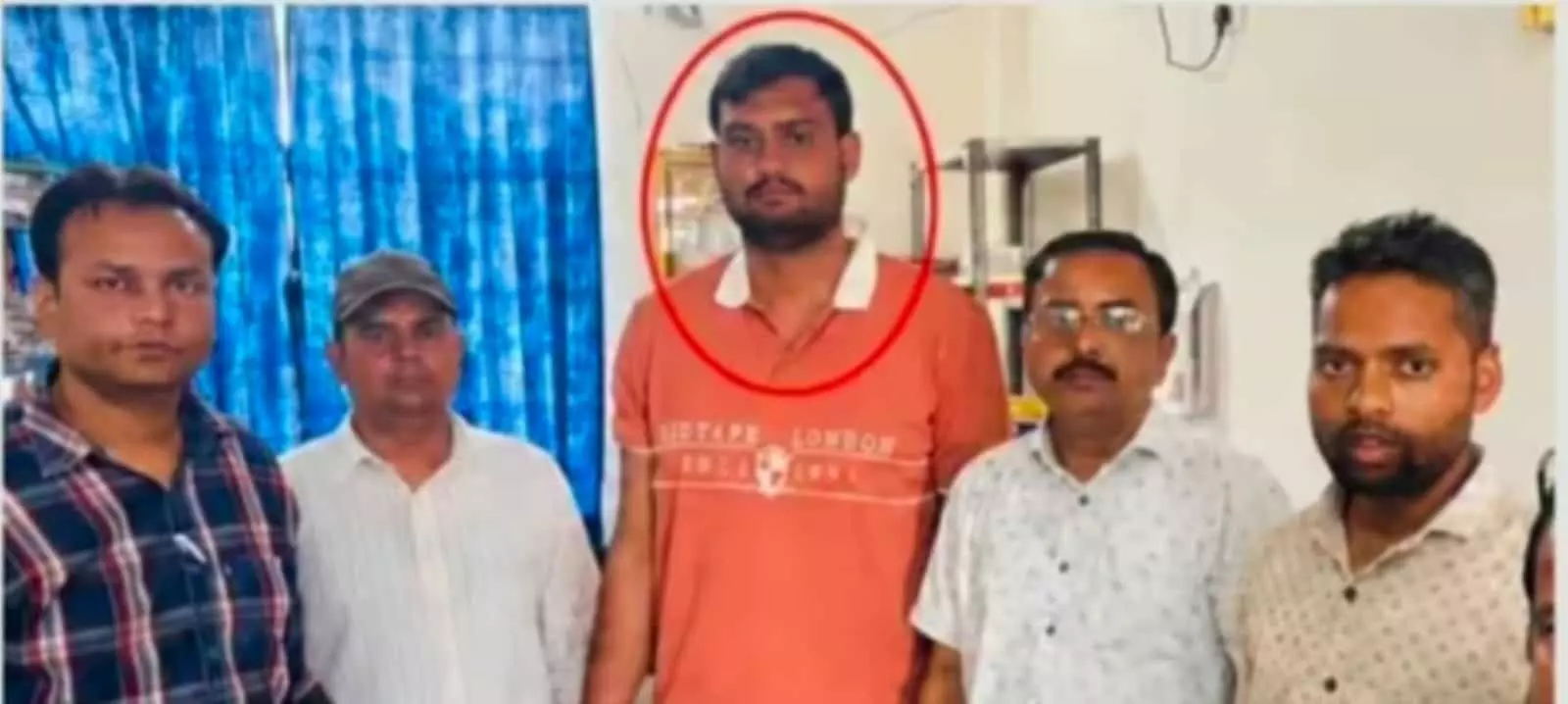 राजसमंद में भ्रष्टाचार निरोधक ब्यूरो की कार्रवाई के बाद आरोपी पटवारी राहुल शर्मा और एसीबी टीम।