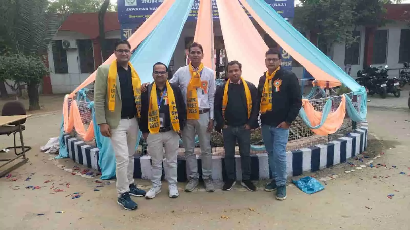 जवाहर नवोदय विद्यालय जाट बड़ौदा के परिसर में अल्युमनाई मीट बैनर के सामने खड़े उजसा सोसायटी के नवनियुक्त पदाधिकारी।
