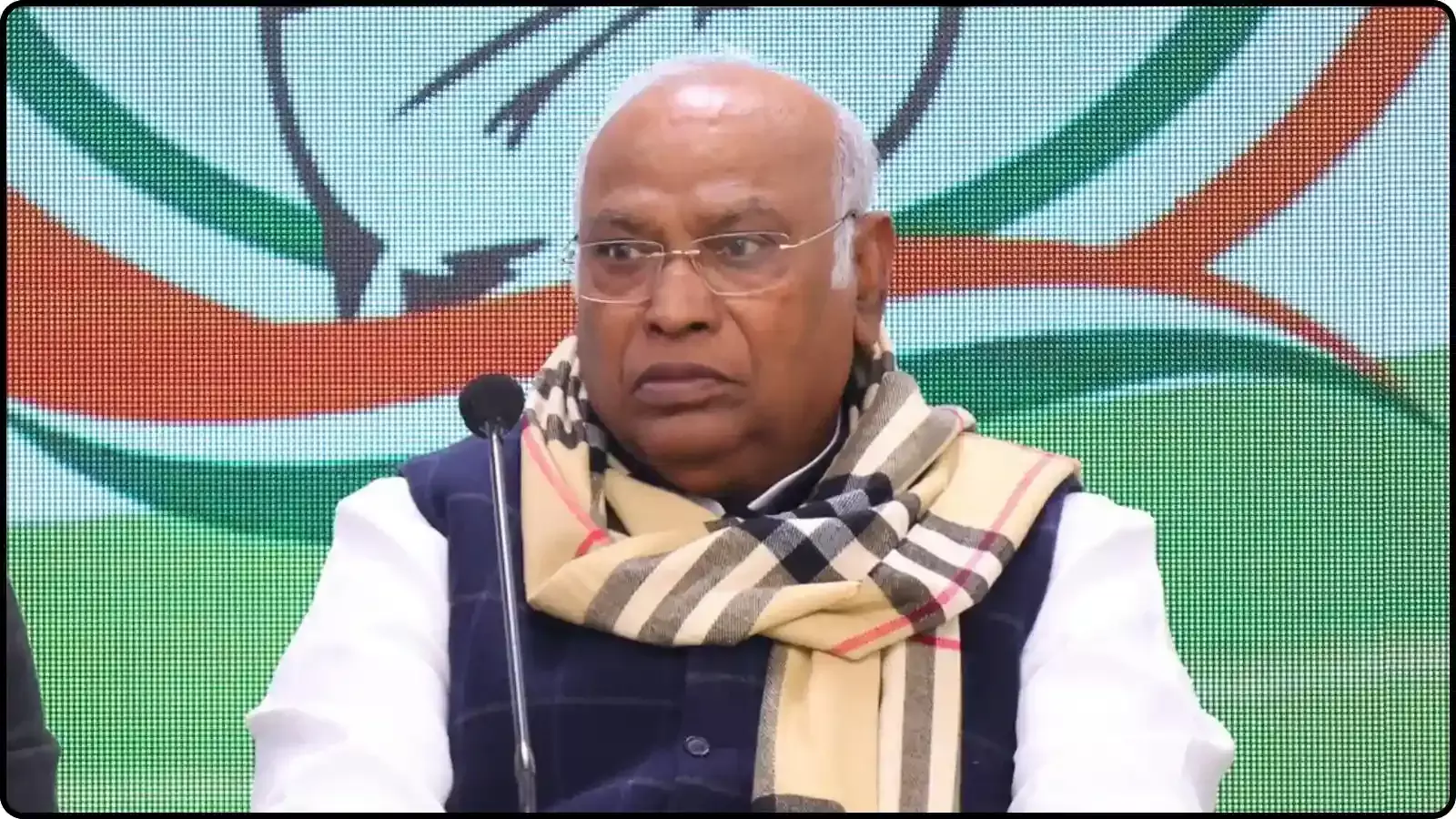 प्रेस कॉन्फ्रेंस में माइक के सामने बैठे कांग्रेस अध्यक्ष मल्लिकार्जुन खरगे जो ईंधन की बढ़ती कीमतों का विरोध कर रहे हैं। प्रेस कॉन्फ्रेंस में माइक के सामने बैठे कांग्रेस अध्यक्ष मल्लिकार्जुन खरगे जो ईंधन की बढ़ती कीमतों का विरोध कर रहे हैं।