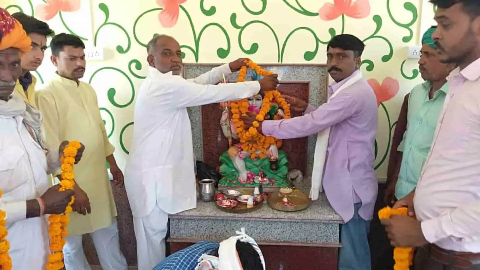 शिव मंदिर में स्थापित भगवान की मूर्ति को माला पहनाते हुए श्रद्धालु और ग्रामीण शिव मंदिर में स्थापित भगवान की मूर्ति को माला पहनाते हुए श्रद्धालु और ग्रामीण