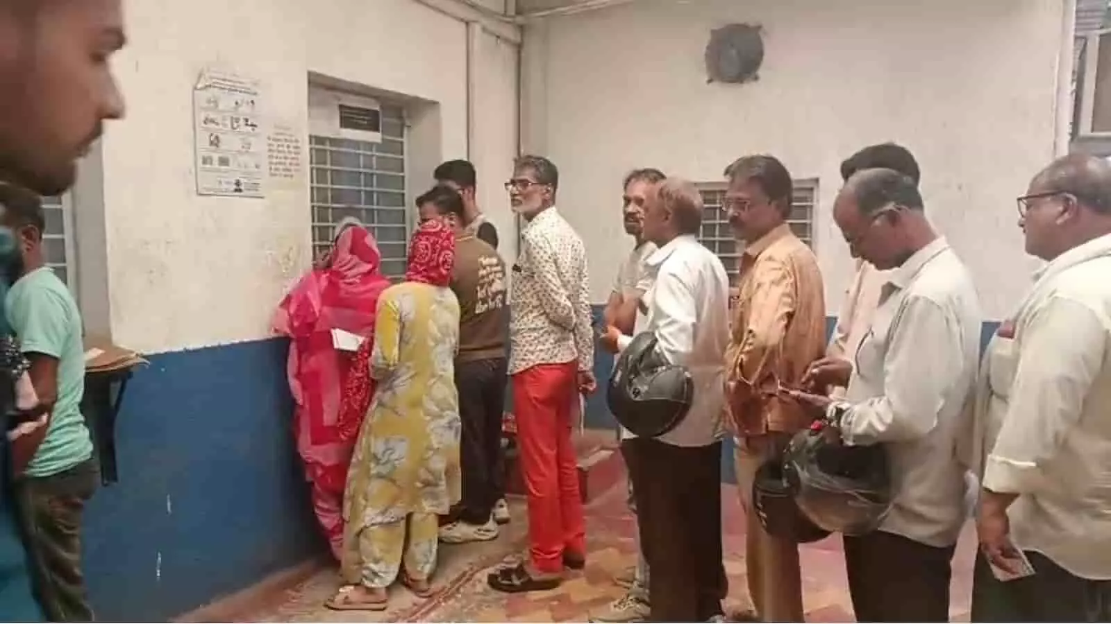 कोटा के KEDL कार्यालय में बिजली शिकायतों के समाधान के लिए कतार में खड़े नागरिक। कोटा के KEDL कार्यालय में बिजली शिकायतों के समाधान के लिए कतार में खड़े नागरिक।