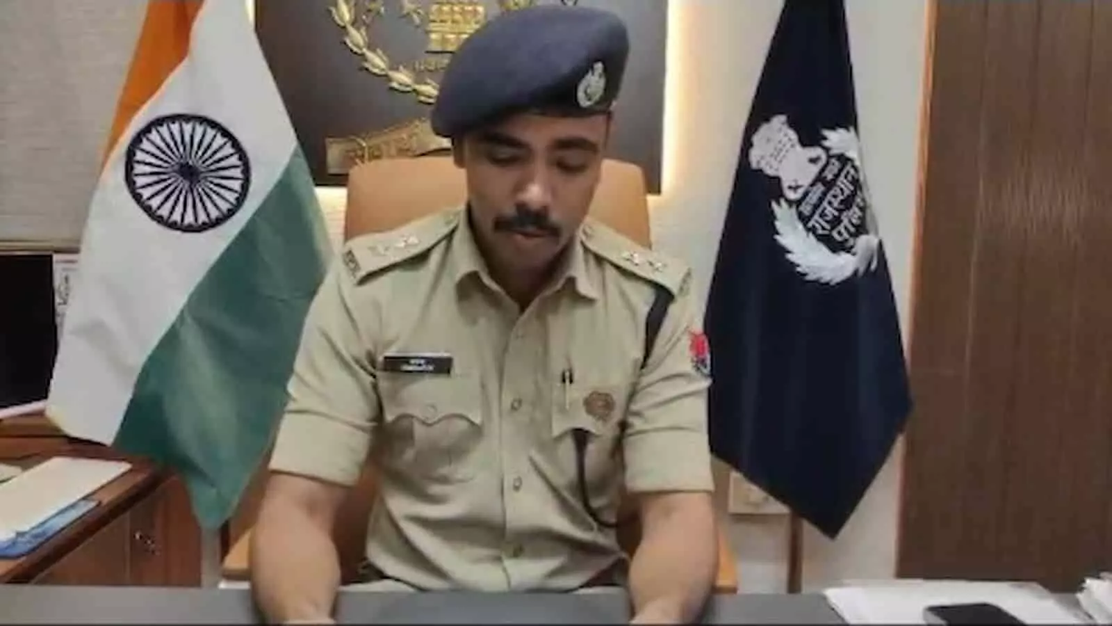 पुलिस कार्यालय में बैठे डीग एसपी शरण गोपीनाथ के. साइबर अपराधियों पर हुई कार्रवाई की जानकारी देते हुए। पुलिस कार्यालय में बैठे डीग एसपी शरण गोपीनाथ के. साइबर अपराधियों पर हुई कार्रवाई की जानकारी देते हुए।