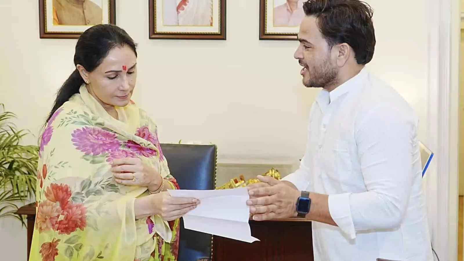 जयपुर में उपमुख्यमंत्री दीया कुमारी को मांग पत्र सौंपते भाजयुमो नेता जीतू शुक्ला।