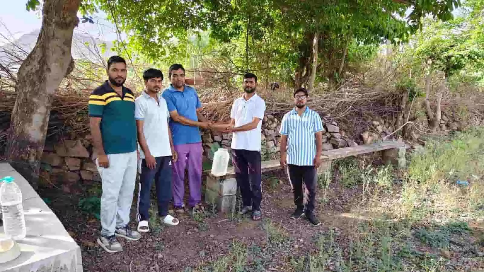 सवाई माधोपुर में पेड़ के नीचे पानी का परिंडा और बोतल लेकर खड़े चिश्तिया समाज के पांच युवक