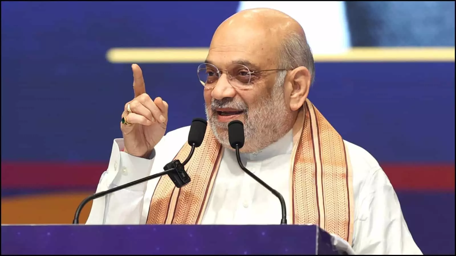 केंद्रीय गृह मंत्री अमित शाह बीकानेर में सीमा सुरक्षा और विकास कार्यक्रम के दौरान मंच पर भाषण दे रहे हैं। केंद्रीय गृह मंत्री अमित शाह बीकानेर में सीमा सुरक्षा और विकास कार्यक्रम के दौरान मंच पर भाषण दे रहे हैं।