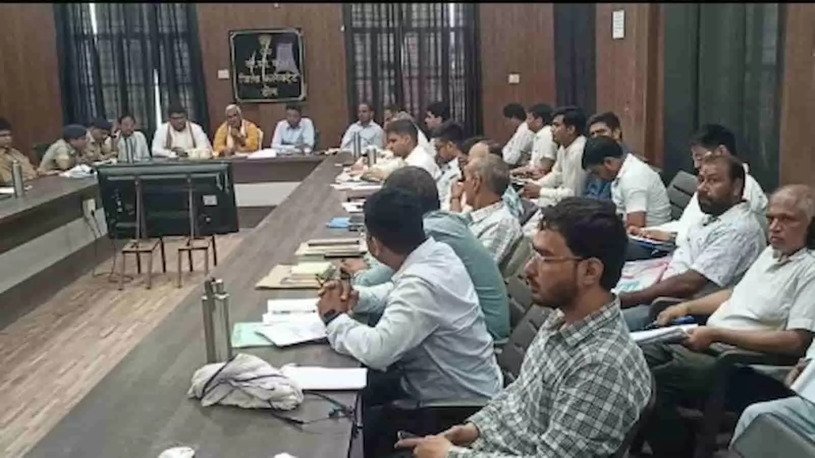 डीग में जिला स्तरीय समीक्षा बैठक के दौरान अधिकारियों के साथ चर्चा करते गृह राज्य मंत्री और प्रशासनिक अधिकारी। डीग में जिला स्तरीय समीक्षा बैठक के दौरान अधिकारियों के साथ चर्चा करते गृह राज्य मंत्री और प्रशासनिक अधिकारी।