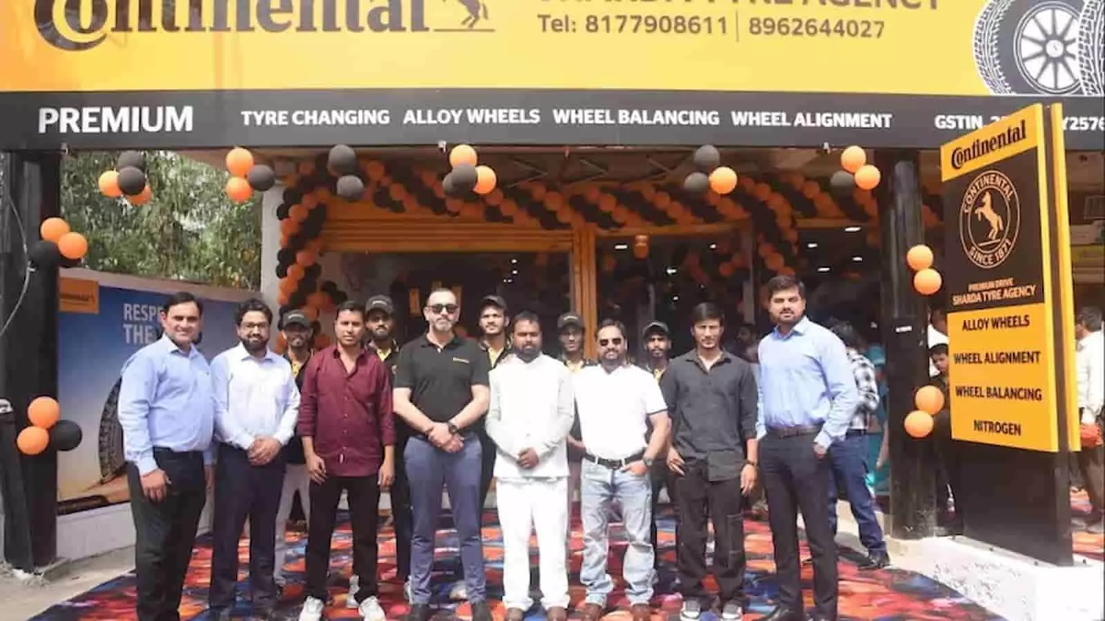 भोपाल में नए खुले कॉन्टिनेंटल टायर्स प्रीमियम शोरूम के बाहर अधिकारियों और कर्मचारियों का समूह चित्र। भोपाल में नए खुले कॉन्टिनेंटल टायर्स प्रीमियम शोरूम के बाहर अधिकारियों और कर्मचारियों का समूह चित्र।