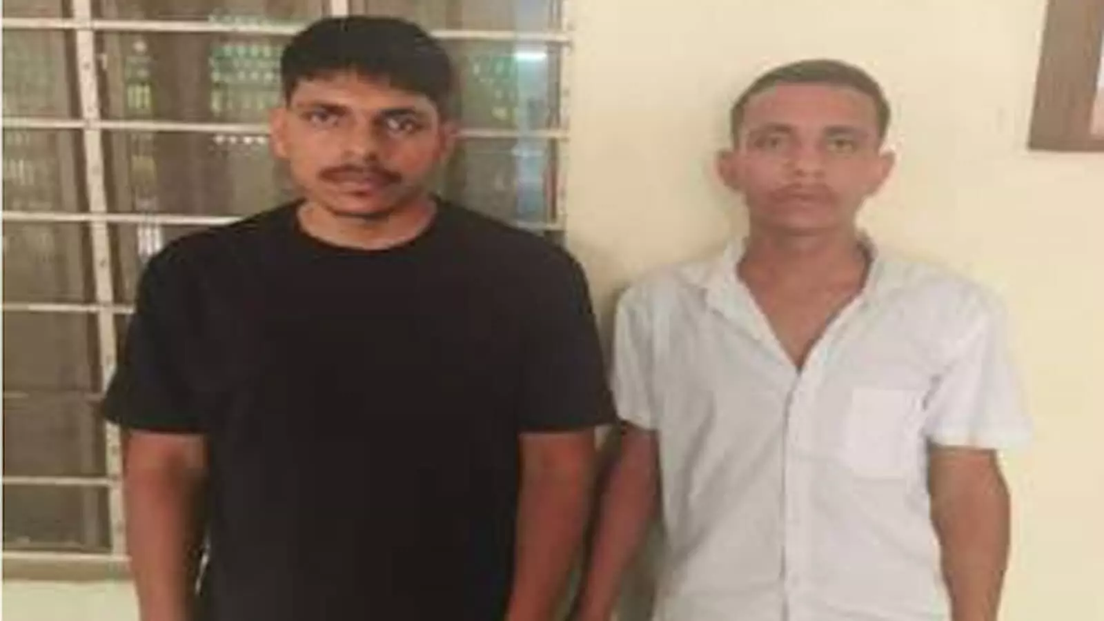 सवाई माधोपुर में उलियाना हत्याकांड के दो पुलिस गिरफ्त में खड़े आरोपी सुरेंद्र मीना और अमित मीना। सवाई माधोपुर में उलियाना हत्याकांड के दो पुलिस गिरफ्त में खड़े आरोपी सुरेंद्र मीना और अमित मीना।
