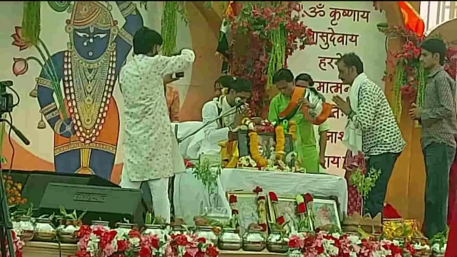 सवाई माधोपुर के मधुवन फार्म हाउस में श्रीमद्भागवत कथा के दौरान मंच पर पूजन करते पंडित और श्रद्धालु। सवाई माधोपुर के मधुवन फार्म हाउस में श्रीमद्भागवत कथा के दौरान मंच पर पूजन करते पंडित और श्रद्धालु।
