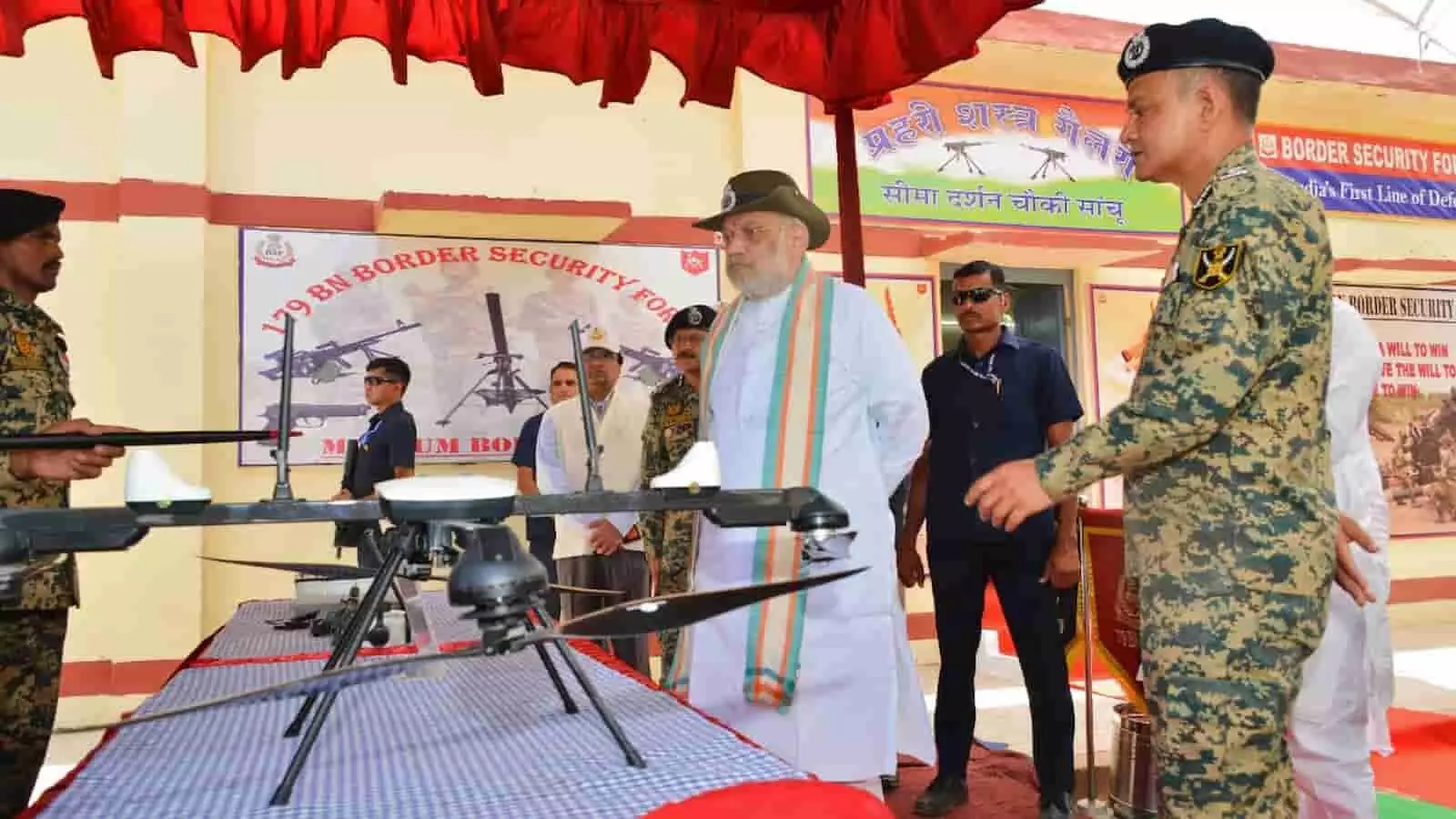 बीकानेर की सांचू पोस्ट पर केंद्रीय गृह मंत्री अमित शाह बीएसएफ अधिकारियों से आधुनिक ड्रोन तकनीक की जानकारी लेते हुए।