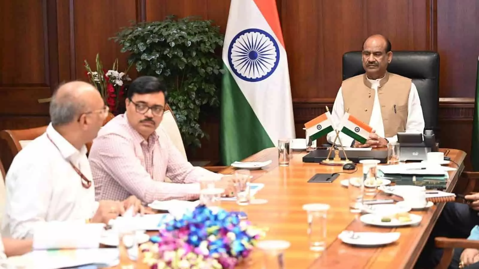 संसद भवन के कार्यालय में कोटा-बूंदी एयरपोर्ट समीक्षा बैठक की अध्यक्षता करते लोक सभा अध्यक्ष ओम बिरला। संसद भवन के कार्यालय में कोटा-बूंदी एयरपोर्ट समीक्षा बैठक की अध्यक्षता करते लोक सभा अध्यक्ष ओम बिरला।