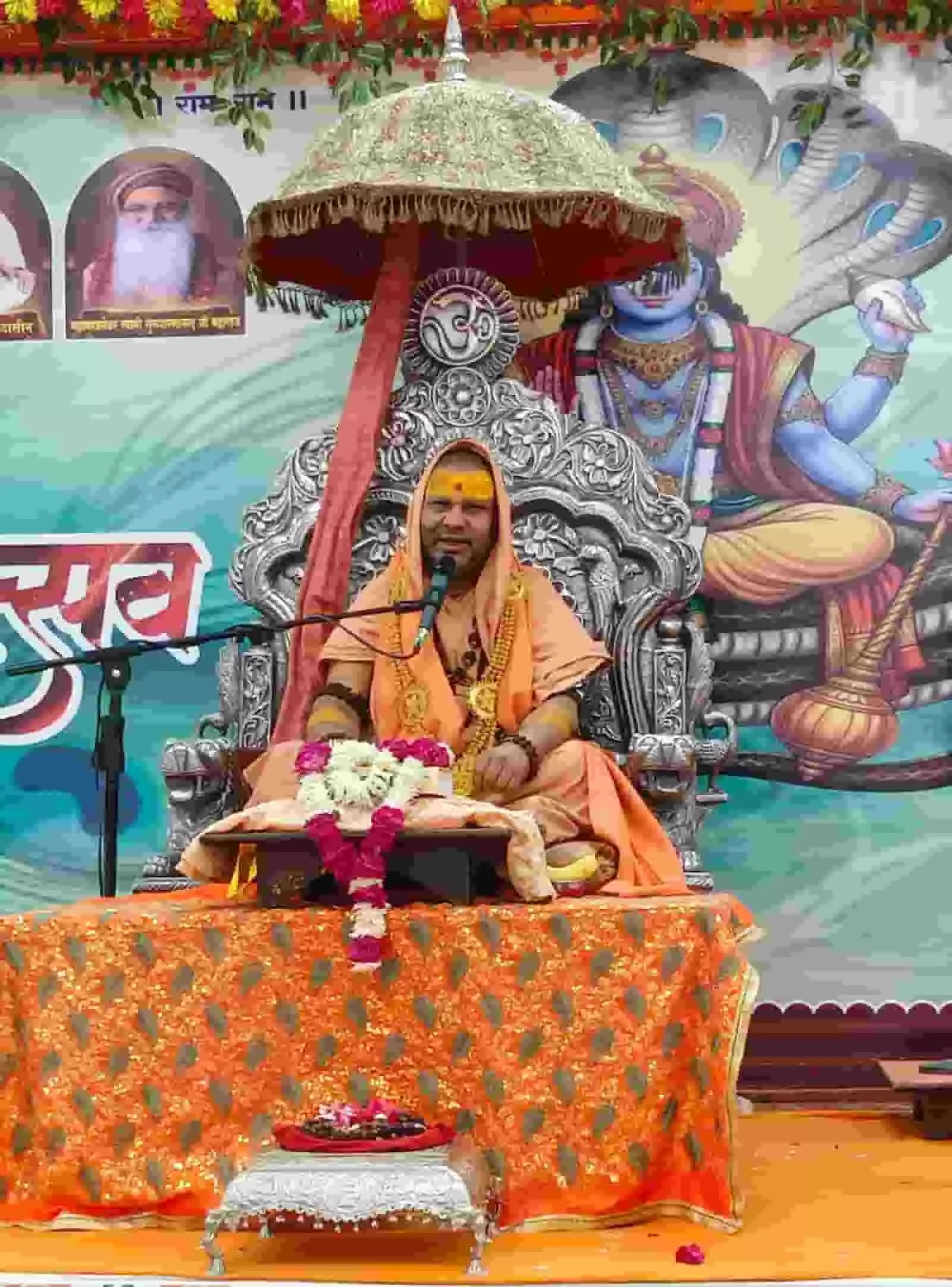 भीलवाड़ा के हरि शेवा उदासीन आश्रम में मंच पर विराजमान जगद्गुरु शंकराचार्य स्वामी ज्ञानानंद तीर्थ जी महाराज कथा वाचन करते हुए। भीलवाड़ा के हरि शेवा उदासीन आश्रम में मंच पर विराजमान जगद्गुरु शंकराचार्य स्वामी ज्ञानानंद तीर्थ जी महाराज कथा वाचन करते हुए।