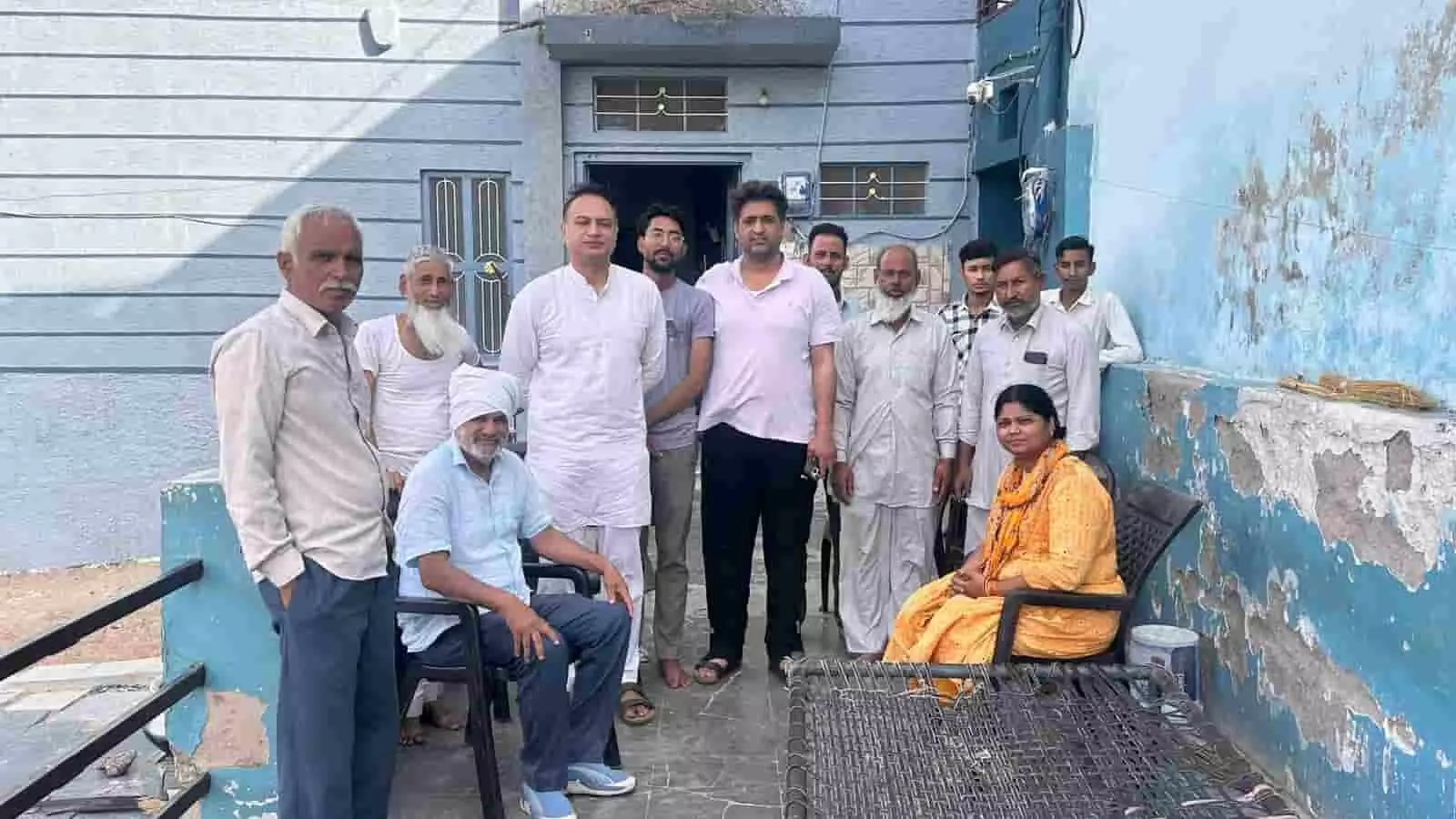 ग्रामीण क्षेत्र में मकान के बाहर चौपाल पर स्थानीय नागरिकों के साथ बैठीं कांग्रेस नेता राखी गौतम और अन्य ग्रामीण। ग्रामीण क्षेत्र में मकान के बाहर चौपाल पर स्थानीय नागरिकों के साथ बैठीं कांग्रेस नेता राखी गौतम और अन्य ग्रामीण।