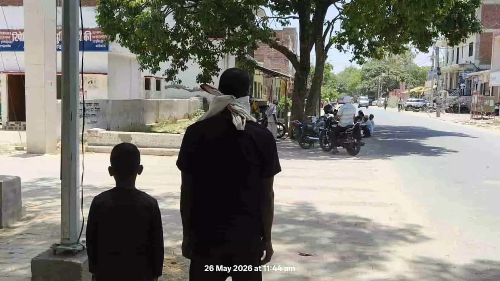 नयागांव थाने के बाहर खड़े पीड़ित बच्चे और उसके पिता एटा में कुकर्म मामले की शिकायत दर्ज कराने के दौरान नयागांव थाने के बाहर खड़े पीड़ित बच्चे और उसके पिता एटा में कुकर्म मामले की शिकायत दर्ज कराने के दौरान