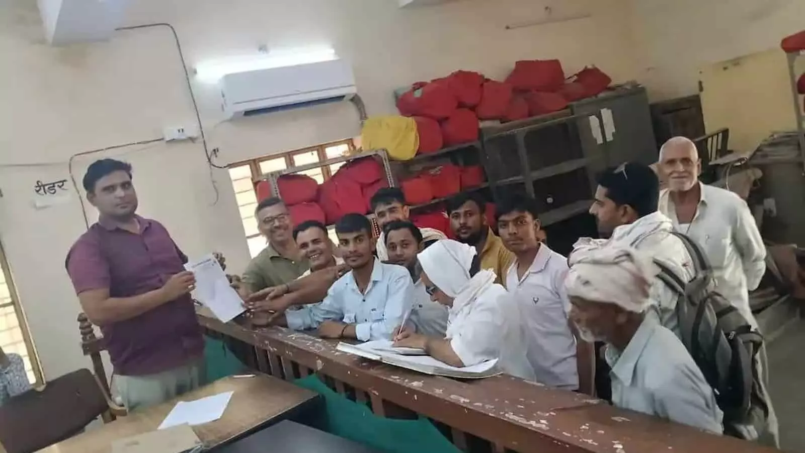 बयाना में अधिकारी को ज्ञापन सौंपते हुए गुर्जर समाज के लोग और युवा प्रतिनिधि।